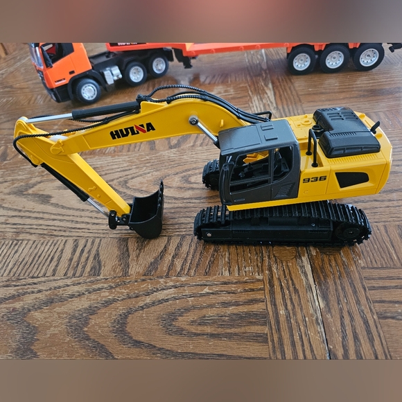 Remote Control Constrution Set - Picture 2 of 13